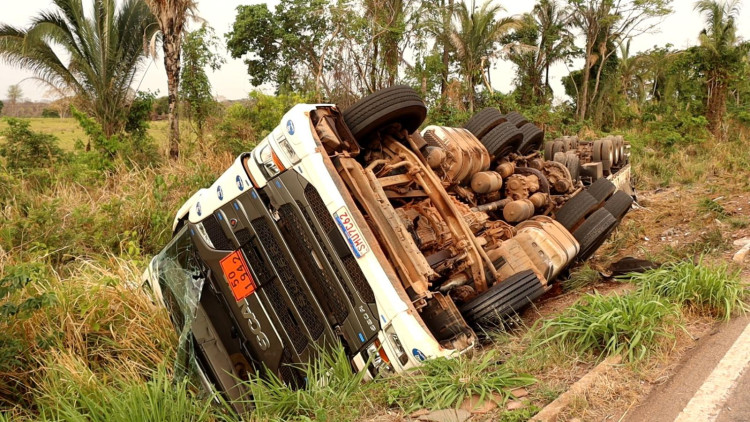 Carreta bitrem tomba na BR-174 próximo a Adrianópolis