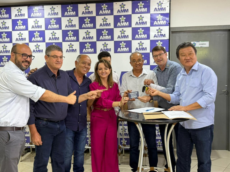 Deputado Moretto entrega caminhões-pipa para Campos de Júlio e Cáceres em evento na AMM