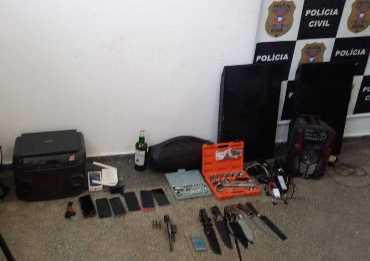 Polícia Encontra Armas e Itens Roubados em Casa de Homem Executado por Facção em Cáceres