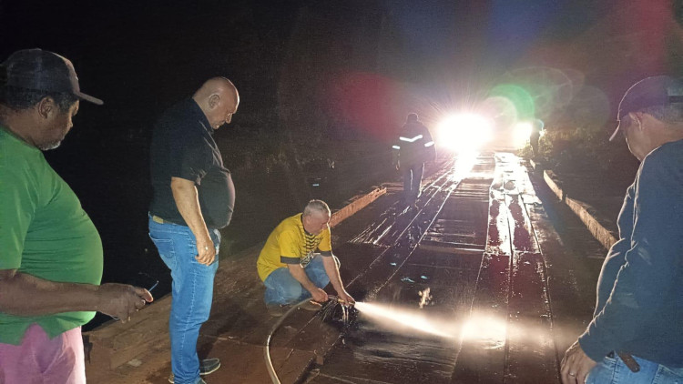 Princípio de incêndio atinge ponte do rio Sararé e quase compromete acesso de comunidades rurais em Vila Bela