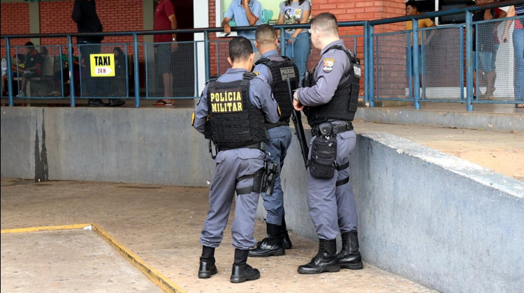 Suspeito invade ônibus e atira em passageiro no terminal de Pontes e Lacerda