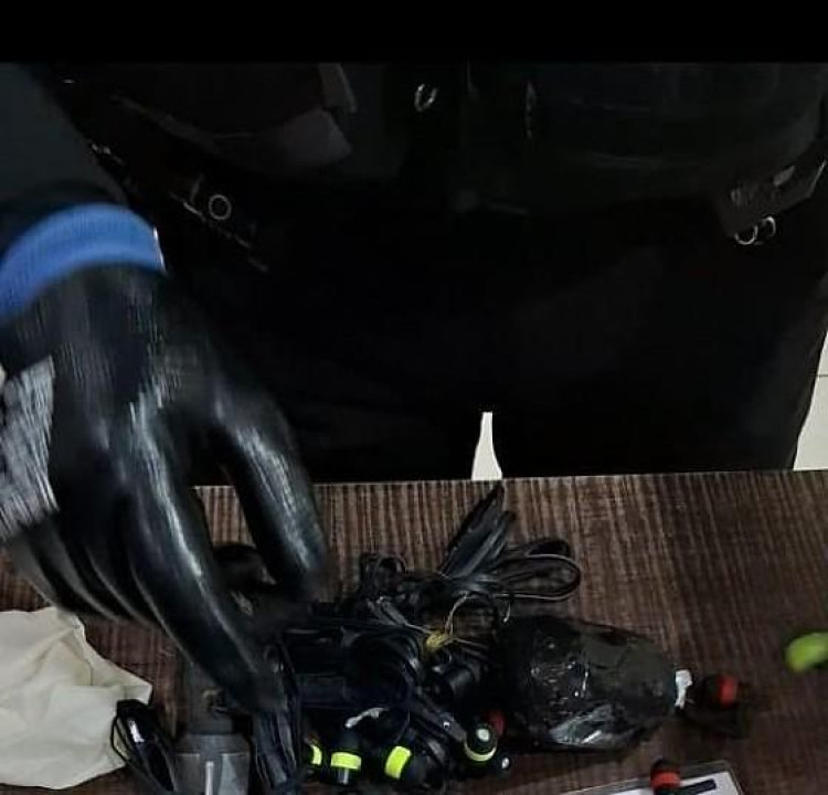 Mulheres são presas tentando entrar com fones de ouvido e maconha em penitenciária