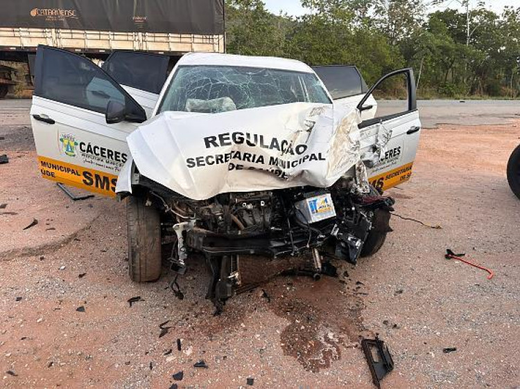 Veículo da Secretaria de Saúde de Cáceres se envolve em acidente na BR-070; vítimas passam bem