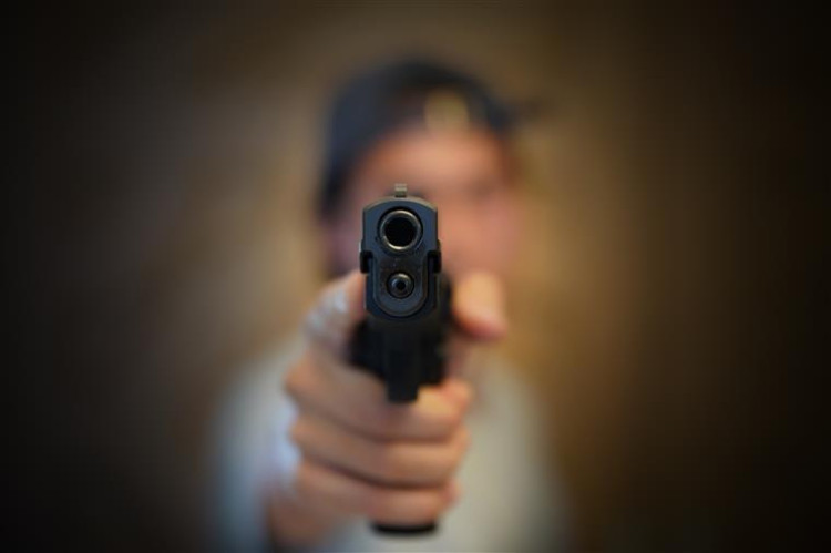 Homem armado invade residência e dispara durante ataque no bairro Junco, em Cáceres