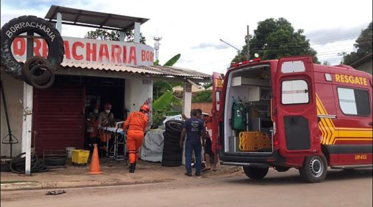 Homem é baleado dentro de borracharia em Cáceres