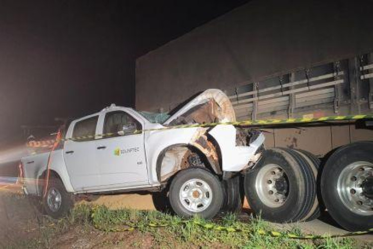Motorista de caminhonete morre após bater contra carreta na BR-364 em MT