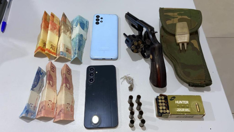 Polícia Militar prende homem com revólver e drogas em Araguaiana