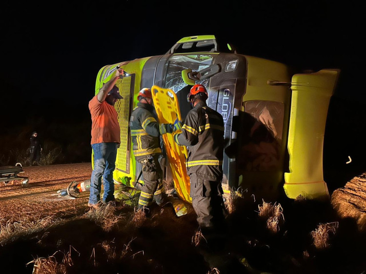 Carreta tomba na Estrada do Matão; saiba o estado de saúde da vítima