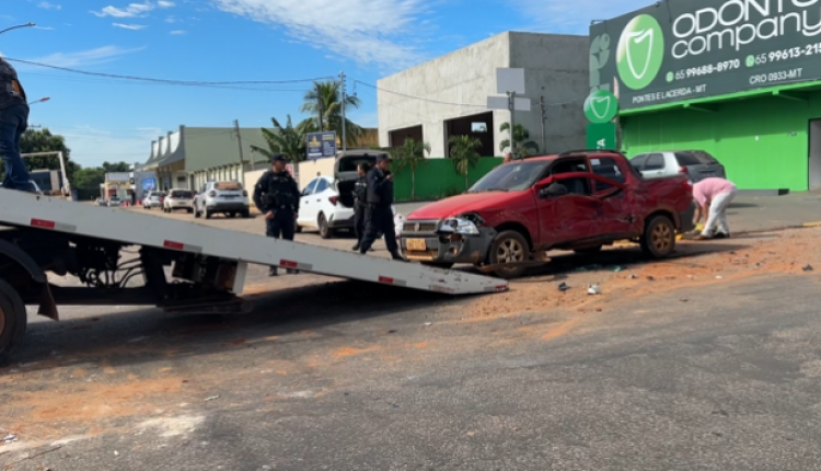 Carro de passeio bate em caminhão papa entulho, no Centro de Pontes e Lacerda