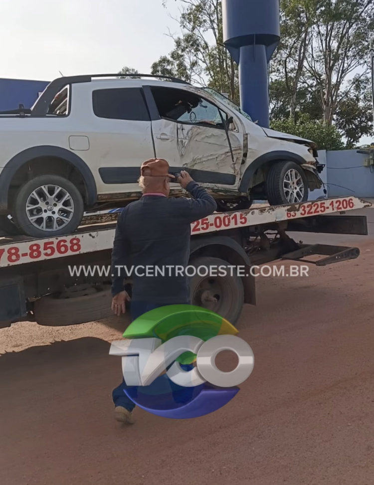 Carro capota após atingir anta na região de Porto Esperidião