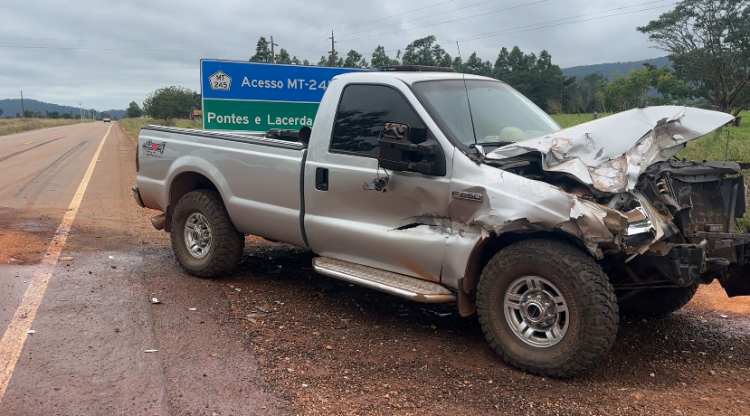 Ultrapassagem termina em colisão entre Hilux e caminhão próximo à Escola Cirila