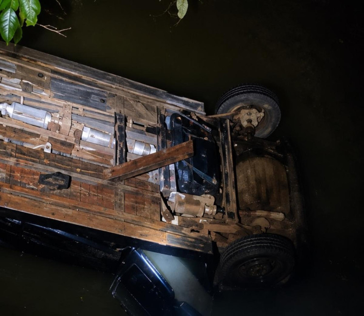 Carro despenca de ponte dentro de rio e mata casal; criança é resgatada com vida