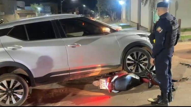 Cena chamou a atenção: moto ficou presa sob carro após acidente em Pontes e Lacerda