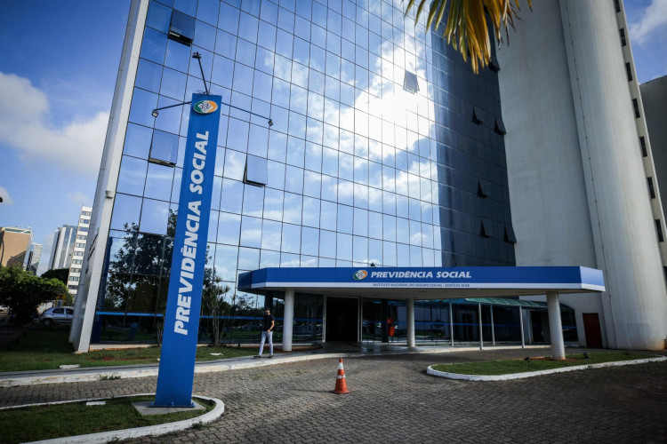 Filhos de mulheres vítimas de feminicídio podem receber auxílio mensal