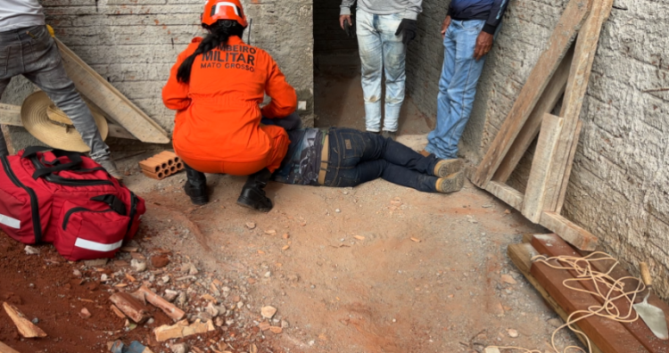 Homem despenca de andaime de é socorrido com suspeita de fraturas