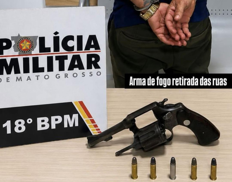 Homem entrega arma para esposa esconder em banheiro durante abordagem policial e casal acaba preso