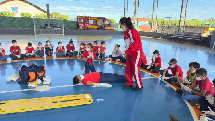 Aluna do Bombeiros do Futuro usa técnica aprendida e salva irmã
