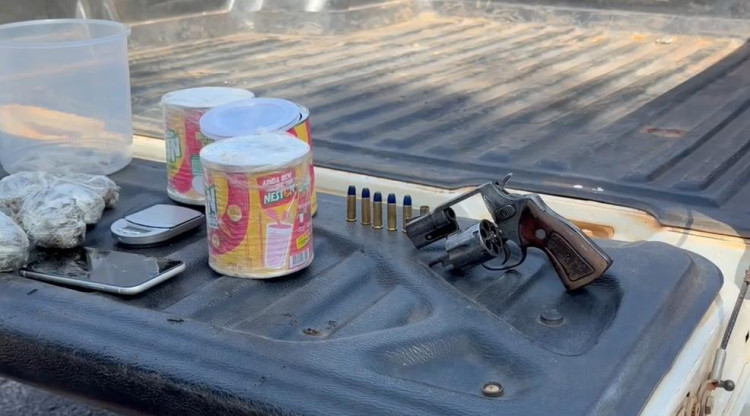 Arma e drogas são apreendidas durante prisão de três suspeitos de sequestro, em Vale de São Domingos