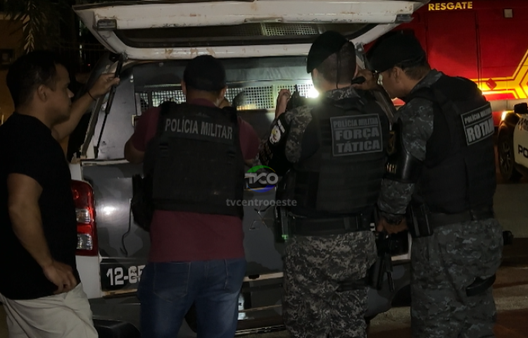Criminosos invadem casa e se entregam após cerco da Polícia Militar
