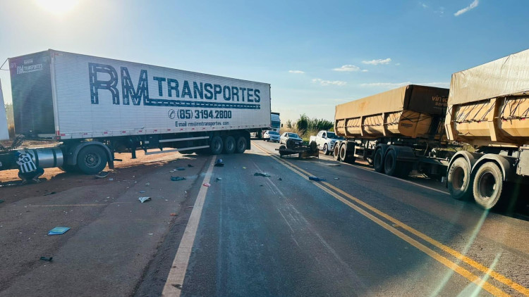 Grave acidente envolvendo três veículos deixa uma vítima fatal na BR-174, em Pontes e Lacerda