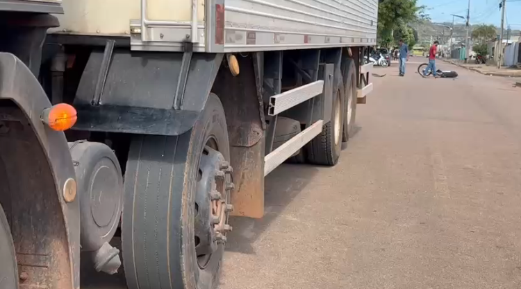 Motociclista fica ferido após ser atingido por caminhão