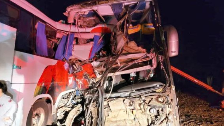 Acidente entre dois ônibus deixa um morto e dez feridos em MT