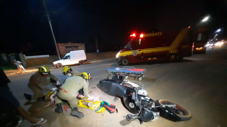 Acidente: motociclista em visível estado de embriaguez colide com traseira de carro