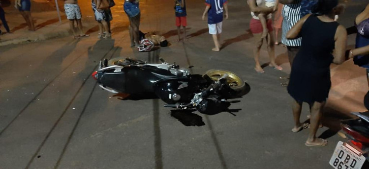 Após discussão motociclista se envolve em acidente no centro de Pontes e Lacerda