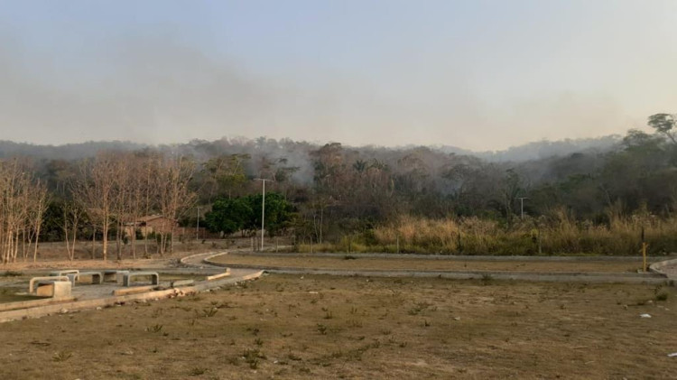 Após uma semana, fogo continua se espalhando pela Serra do Patrimônio