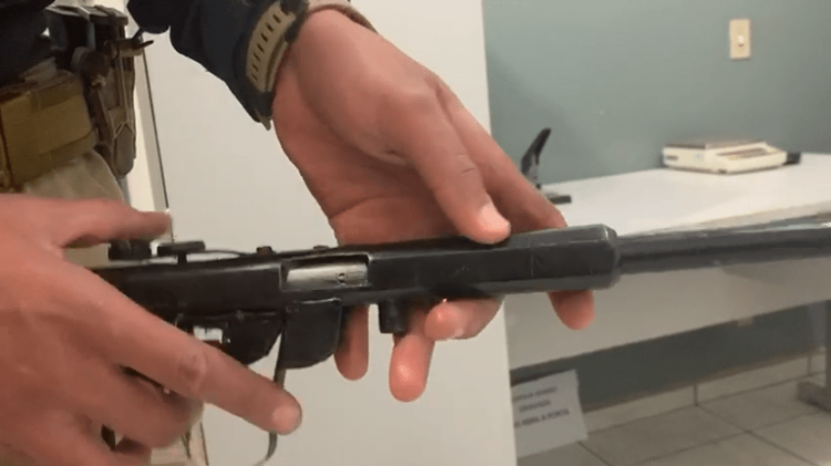Arma artesanal é encontrada pela PRF em ônibus que ia para Sapezal