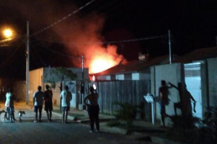 Bandidos colocam fogo em casa com mãe e filha dentro em MT