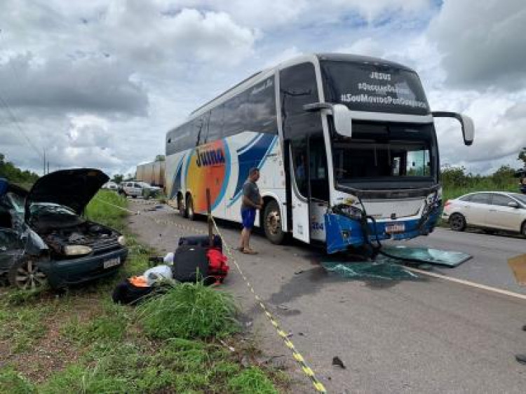 Batida entre carro e ônibus mata 3 pessoas na Estrada da Guia