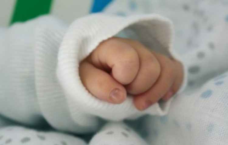Bebê de sete meses morre ao ficar prensada entre cama e sofá, em Sapezal