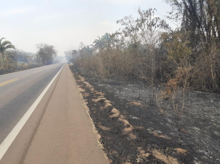 Bombeiros e produtores rurais se mobilizam para conter incêndio na zona rural de Pontes e Lacerda