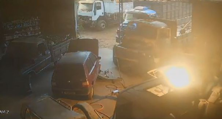 Bombeiros evitam explosão de cilindro em chamas dentro de funilaria, em Pontes e Lacerda