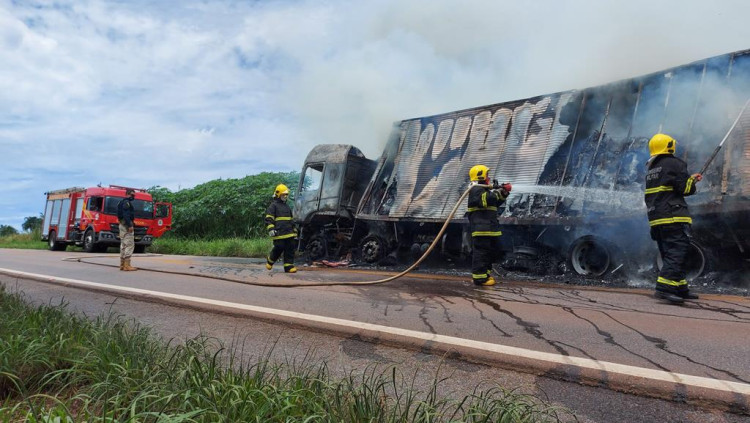 Caminhão pega fogo na BR 174 próximo a Unemat