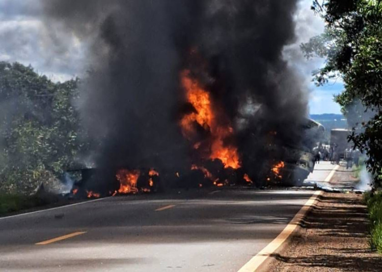 Caminhoneiro morre carbonizado em rodovia após batida entre duas carretas em MT