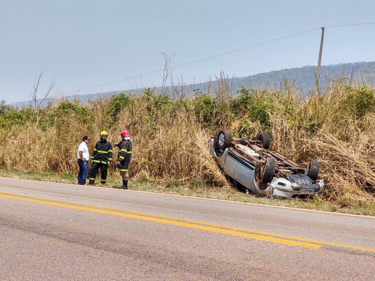 Capotamento e saída de pista é registrado na BR-174 B