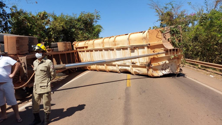 Carreta carregada de calcário tomba na BR 174, em Pontes e Lacerda