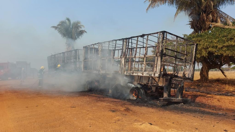 Carreta destruída: “Eu tentei usar o extintor, mas não teve jeito”, diz motorista
