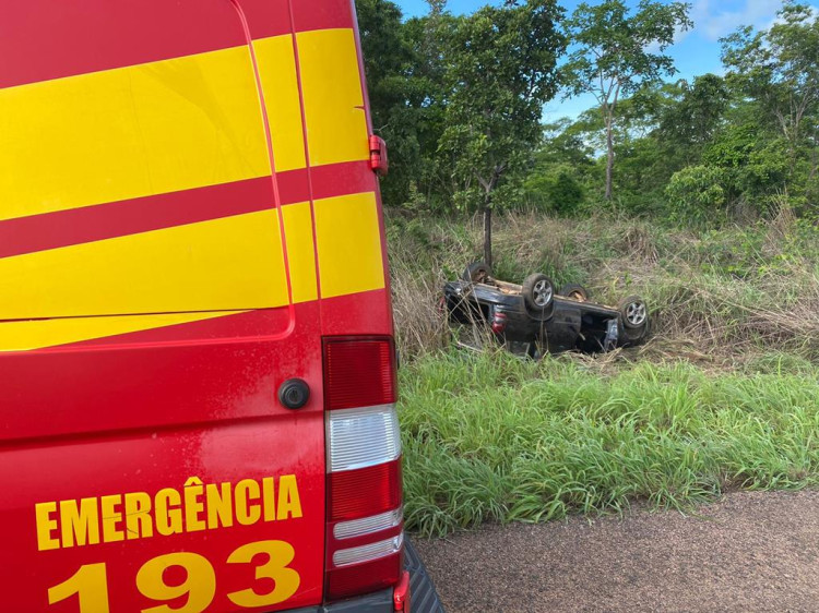 Carro com casal de idosos e uma criança capota na BR-174