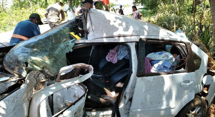 Carro com casal fica completamente destruído após saída de pista na BR-174