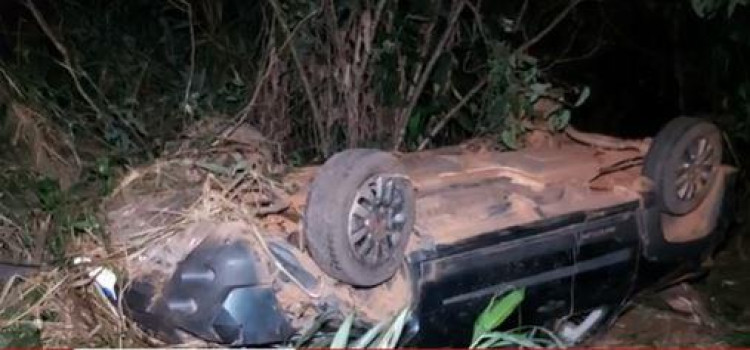 Carro com cinco ocupantes capota na BR 174