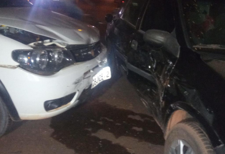 Carros colidem em cruzamento no bairro Jardim Tropical