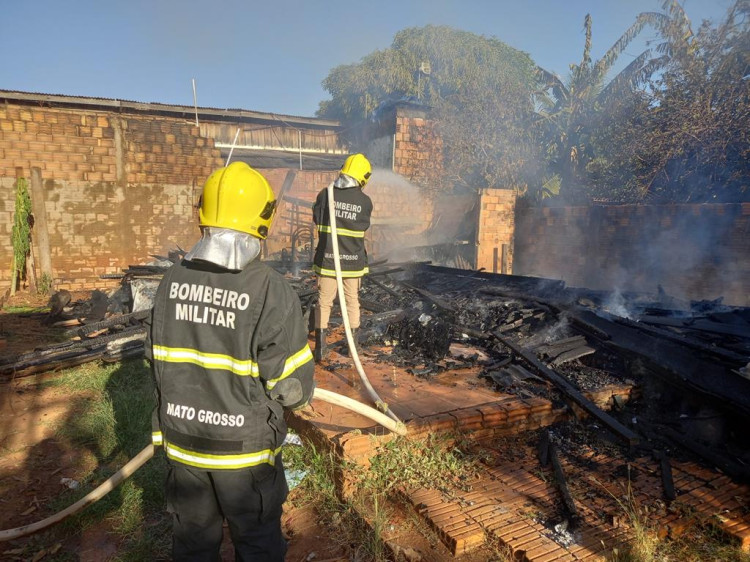 Casa pega fogo e assusta moradores no bairro jardim Bela Vista