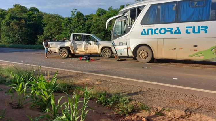 Colisão entre carro e ônibus mata uma pessoa e oito ficam feridas na BR 364