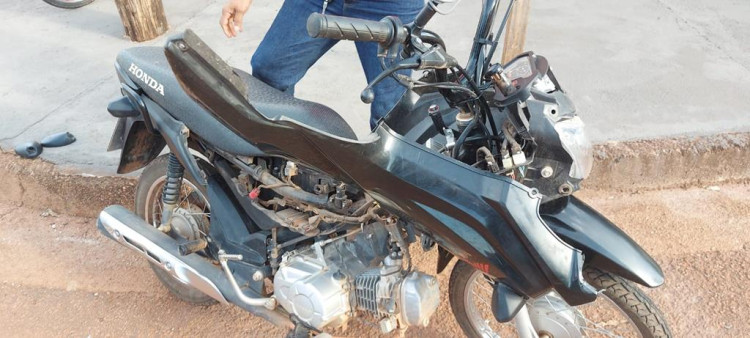 Colisão entre duas motocicletas deixa uma pessoa desacordada na Av. Joaquim Gomes de Souza