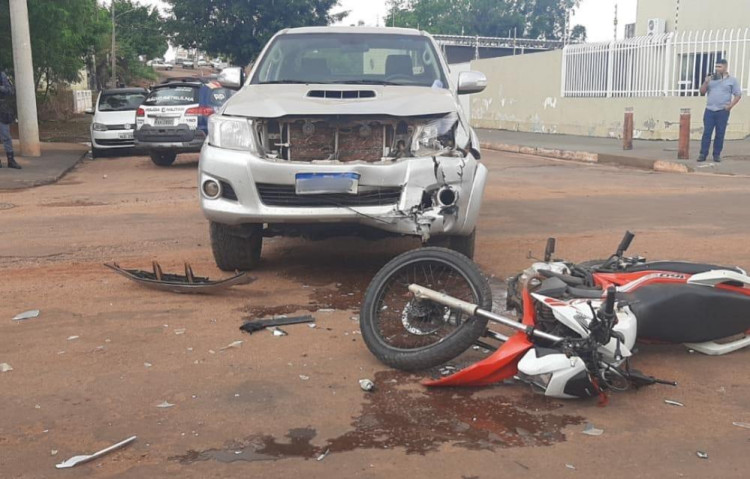 Colisão entre veículos deixa uma pessoa ferida no Centro de Pontes e Lacerda