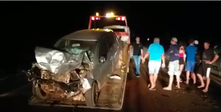 Colisão frontal com carreta deixa duas pessoas feridas na BR-174