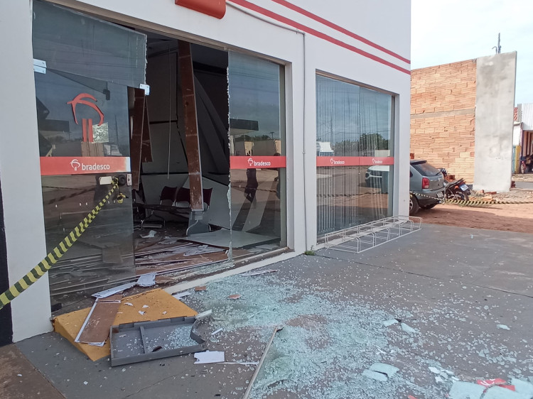 Com explosivos, bandidos tentam furtar Banco do Bradesco em Nova Lacerda